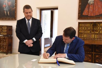 El presidente de la Junta, Alfonso Fernández Mañueco, asiste a la toma de posesión de Emiliano García-Page como presidente de la Junta de Comunidades de Castilla-La Mancha. ICAL