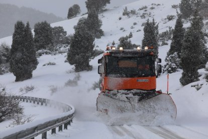 Un camión quitanieves haciendo su trabajo en el norte de Palencia en una imagen de archivo.- Ical