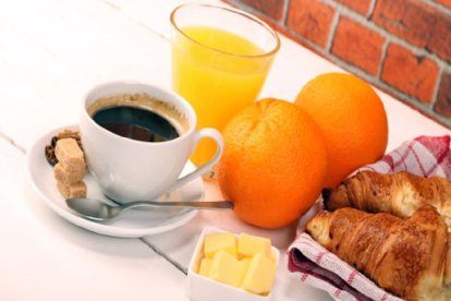 Desayuno con café, zumo y bollería.- E.M.