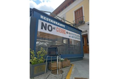 Terraza de un restaurante arevalense con un mensaje contra el cierre interior. / E.M.