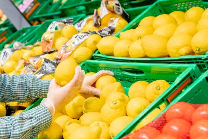 Limones en la sección de fruta y verdura de Mercadona.- E.M.