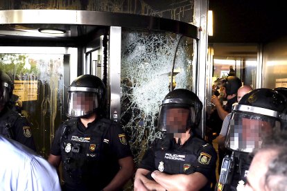 Efectivos de la Policía Nacional bloquean el acceso a la Delegación de la Junta en Salamanca durante la concentración de este lunes. ICAL