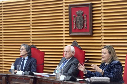 El presidente del TSJCyL, José Luis Concepción; el fiscal superior de Castilla y León, Santiago Mena; y la jueza decana de Burgos, jueza de Menores y organizadora de las Jornadas, Blanca Subiñas, participan en la inauguración de las Jornadas Anuales de Jueces de Menores de España. - ICAL