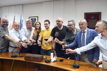 El director de Sonorama, Javier Ajenjo; el alcalde de Aranda de Duero, Antonio Linaje; la viceconsejera de Acción Cultural, Mar Sancho; el presidente del Consejo Regulador de Ribera del Duero, Enrique Pascual; y uno de los cabeza de cartel de la edición, Jorge Drexler, durante la presentación de la XXVI edición de Sonorama Ribera.- ICAL