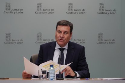 El consejero de Economía y Hacienda y portavoz, Carlos Fernández Carriedo, comparece en rueda de prensa posterior al Consejo de Gobierno. ICAL