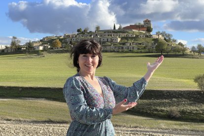 Agustina González, frente al barrio de bodegas “El Cotarro”, en Moradillo de Roa, Burgos. ARGICOMUNICACIÓN