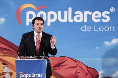 El presidente del PP de Castilla y León y candidato a la reelección, Alfonso Fernández Mañueco, presenta su candidatura a los afiliados leoneses. -ICAL