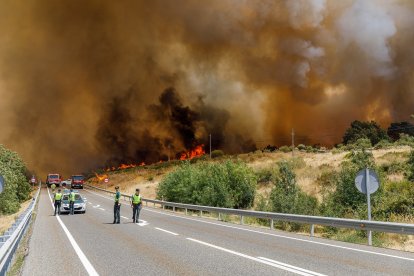 Efectivos de los bomberos de Segovia, de la Junta de Castilla y León y Protección Civil trabajan en la extinción del incendio en la Nacional-110.- ICAL