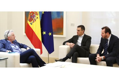 Michael O'Leary, Pedro Sánchez y Óscar Puente, en la reunión de Moncloa con Ryanair.-E. M.