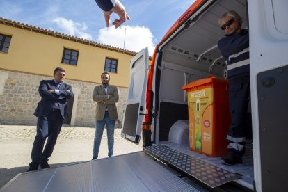 El presidente de la Diputación Provincial, Carlos García, y el del Consorcio Provincial de Residuos, José Luis del Nogal, presentan el furgón y los contenedores específicos para la recogida selectiva de aceite vegetal de uso doméstico. -ICAL.