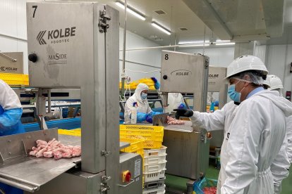 Visita a la empresa Moralejo Selección del consejero de Economía, Carlos Fernández Carriedo. - E.M.