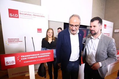 El secretario general del PSOECyL, Luis Tudanca, junto a la presidenta de los Socialdemócratas Europeos, Iratxe García, y alcalde de Ponferrada, Olegario Ramón, durante la jornada 'Transformar ciudades con fondos europeos'', que se celebra en Ponferrada. - ICAL