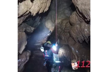 Un vídeo recoge las duras condiciones del rescate del espeleólogo muerto en la cueva de Valporquero. 112 CASTILLA Y LEÓN