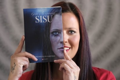 Cristina Ullán con su libro, en el que relata sus vivencias. ENRIQUE CARRASCAL