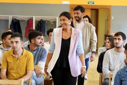 La secretaria de Organización del PSCyL, Ana Sánchez, participa en el Comité Autonómico de Juventudes Socialistas de Castilla y León en Hospital de Órbigo. Le acompaña, el secretario general de la organización, Fran Díaz.- ICAL