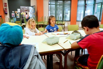 Un grupo de niños dibuja durante una jornada del programa Conciliamos en Zaratán, Valladolid. ICAL