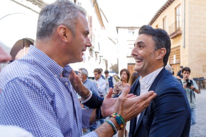 El secretario general de Vox, Javier Ortega Smith, atiende a los medios de comunicación tras la presentación del nuevo Comité Ejecutivo Provincial (CEP) de la formación en Segovia. - ICAL