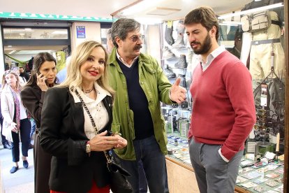 El vicepresidente de la Junta de Castilla y León, Juan García-Gallardo, con el presidente de las Cortes, Carlos Pollán, el diputado Pablo Calvo, y las candidatas en León y Ponferrada, Blanca Herreros y Patricia González. -ICAL