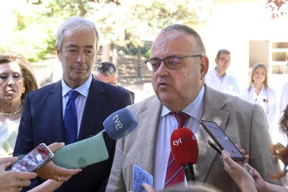 Presentación del director gerente del Hospital Santos Reyes de Aranda de Duero por parte del consejero de Sanidad, Alejandro Vázquez.- ICAL