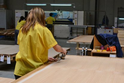 Trabajadores en Norma Doors en una imagen de archivo.- HDS
