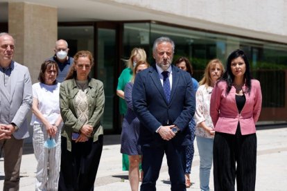 Carlos Pollán, durante el minuto de silencio a las puertas de las Cortes.- E. M.