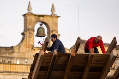 Montaje de los tablaos que configuran el coso taurino durante los Carnavales del Toro en la Plaza Mayor de Ciudad Rodrigo