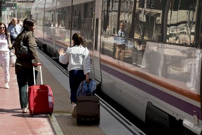 Viajeros en la estación de Valladolid.- PHOTOGENIC