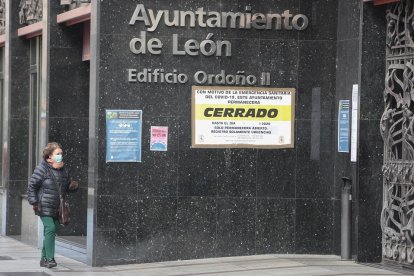 El edificio del Ayuntamiento de León, cerrado durante el estado de alarma.