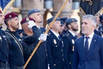 El ministro del Interior en funciones, Fernando Grande-Marlaska, preside el acto central de celebración del Día de la Policía, que incluye entrega de condecoraciones, homenaje a los caídos en acto de servicio y formación de unidades de la Policía Nacional en la plaza Mayor de Salamanca.-ICAL