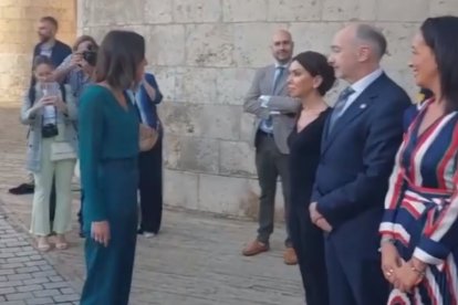 Momento en el que Marta Fernández de le negó el saludo a Irene Montero.- EL MUNDO