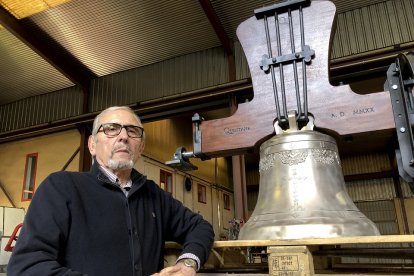 Manuel Quintana, en la fundición familiar de campanas, en Saldaña, Palencia / ArgiComunicación