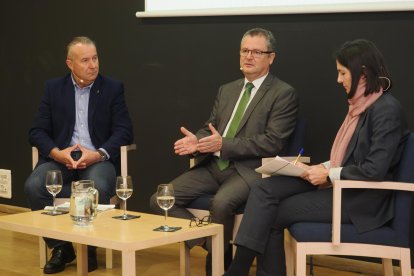 El consejero de Agricultura, Ganadería y Desarrollo Rural de la Junta de Castilla y León, Gerardo Dueñas, el presidente de ASAJA Castilla y León, Donaciano Dujo y la delegada de Europa Press en Castilla y León, Ana Rodríguez Manso - Europa Press