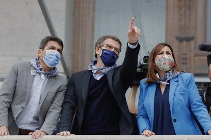 El candidato a la presidencia del PP, Alberto Núñez Feijoo, acompañado del presidente del PPCV, Carlos Mazón y María José Catalá, asiste a la mascletà en Valencia.- E. PRESS