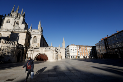 Una mujer cruza la plaza del Rey San Fernando, junto a la catedral de Burgos. Javi Martinez