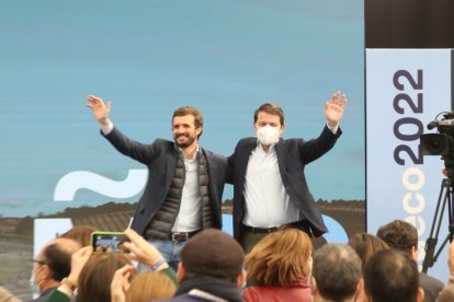 Alfonso Fernández Mañueco, presidente del Partido Popular de Castilla y León y el presidente nacional de la formación popular, Pablo Casado en una imagen de archivo.- ICAL
