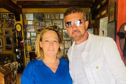 Encina Luengas y Antonio Banderas, tras la comida del actor en el restaurante La Varga de Burgos. E. C. B.