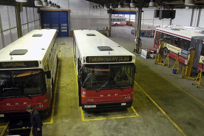 Las cocheras de autobuses se ubican en la carretera Poza. ISRAEL L. MURILLO