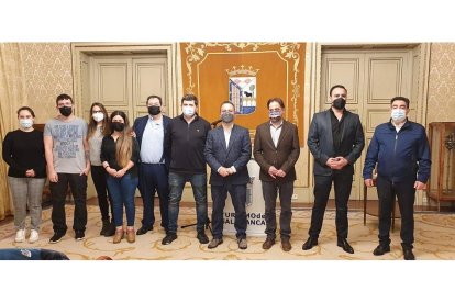 Premiados y autoridades en la entrega de premios en Salamanca. -E. PRESS