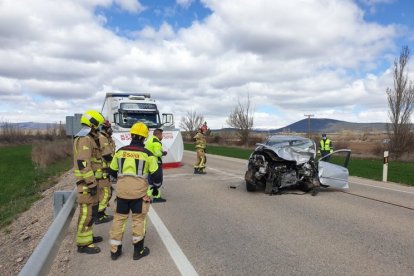 Servicios de emergencia junto a los dos vehículos implicados en el accidente mortal.- GONZALO MONTESEGURO