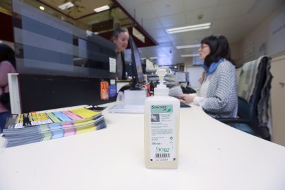 Un bote de desinfectante en un punto de atención al público en Burgos. R. OCHOA