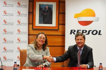 La consejera de Movilidad y Transformación Digital, María González Corral, y el director ejecutivo de Movilidad de Repsol Iberia, José Manuel Barreiro, presentan un proyecto piloto para el impulso de la transición energética en el ámbito del transporte público de viajeros de Castilla y León. ICAL