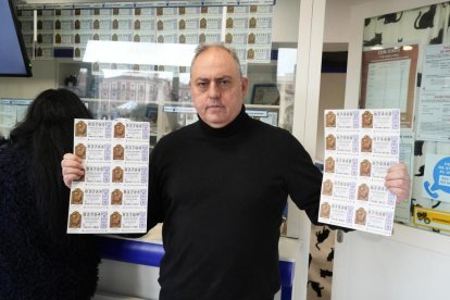 Julio Díez en su administración de lotería en la plaza Mayor de Valladolid.- J. M. LOSTAU