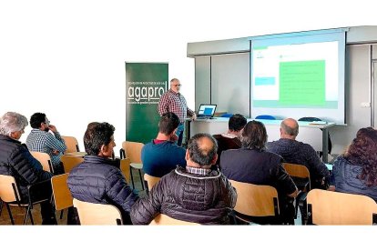 El director de Agaprol, Francisco Fernández, conduce un encuentro en la localidad leonesa de Valencia de Don Juan. EL MUNDO