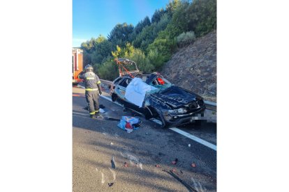 Estado en el que quedaba el vehículo tras el accidente en Zamora. BOMBEROS RIONEGRO