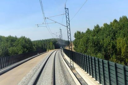 Tramo de vía entre Palencia y León, con una sola vía.- E. M.