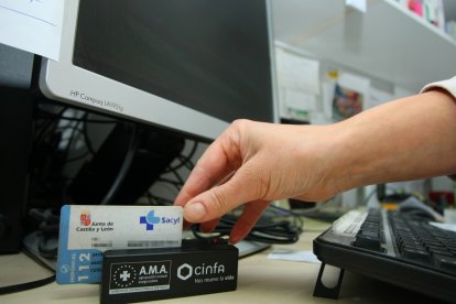 Compra de medicamentos con receta electrónica en una farmacia. / ICAL