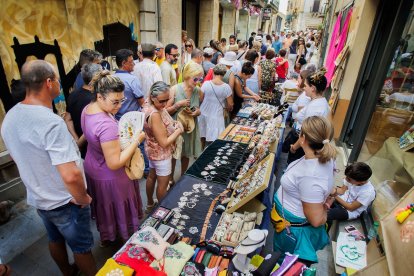 La localidad salmantina de Ciudad Rodrigo celebra la XXXVII edición de la tradicional fiesta del Martes Mayor con un total de 175 puestos de hasta nueve provincias.- ICAL