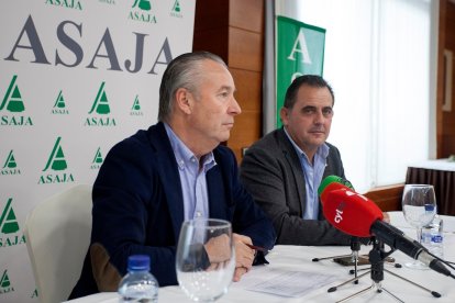 El presidente de Asaja Castilla y León, Donaciano Dujo, comparece junto al presidente de Asaja Salamanca, Juan Luis Delgado, para realizar un balance anual del sector agrario. -ICAL