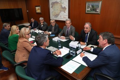 El consejero de la Presidencia, Luis Miguel González Gago, preside la reunión de la Comisión General de Coordinación Territorial. ICAL