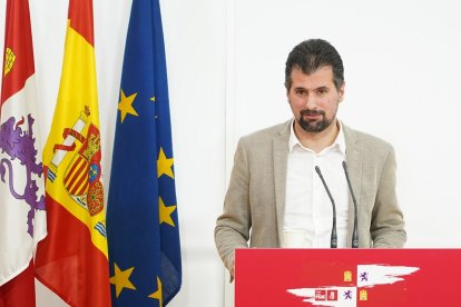 El secretario general del PSOE de Castilla y León, Luis Tudanca, durante su comparecencia ente los medios.- ICAL